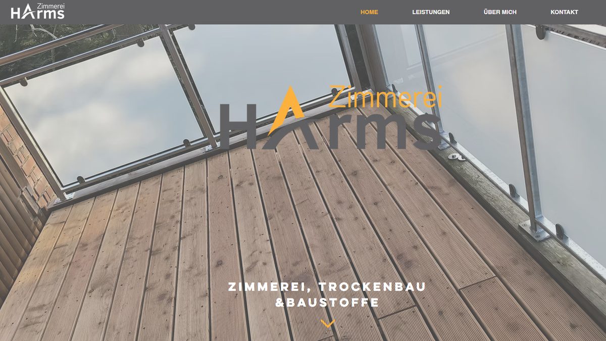 Startseite der Website von Zimmerei Harms mit Terrassenboden und Glasgeländer